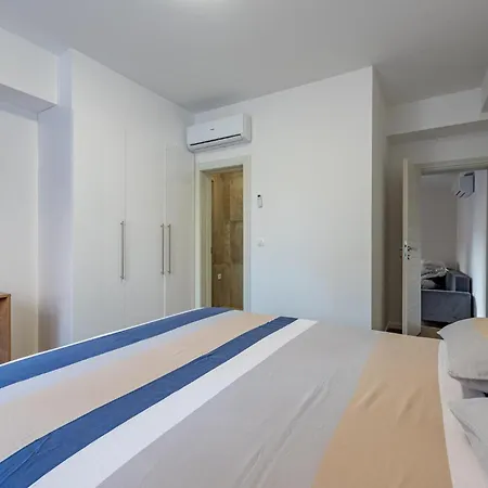 Apartment In With Kitchen *